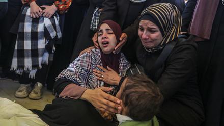 Frauen im Gazastreifen trauern um getötete Angehörige. 
