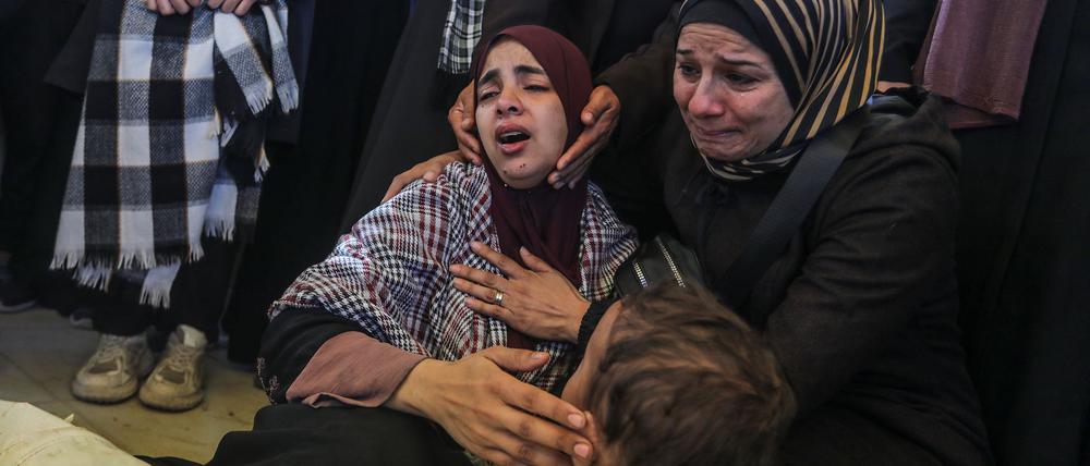 Frauen im Gazastreifen trauern um getötete Angehörige.