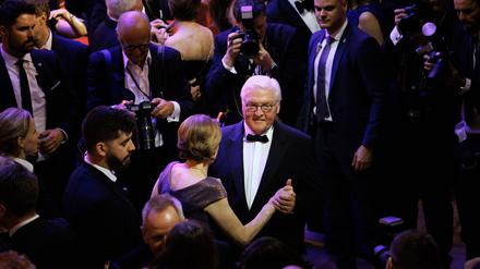 Schon 2024 tanzte Bundespräsident Frank-Walter Steinmeier beim Bundespresseball mit seiner Ehefrau Elke Büdenbender. (Archivbild)