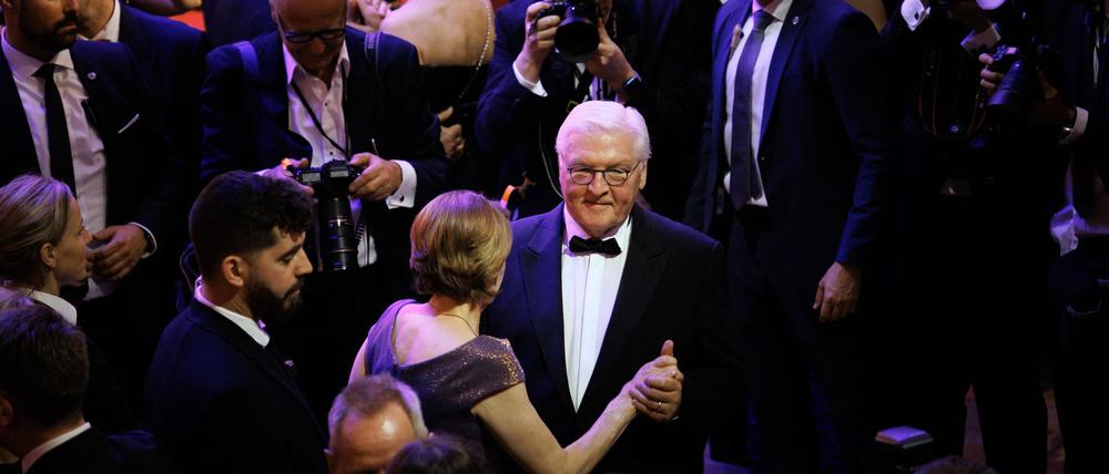 Schon 2024 tanzte Bundespräsident Frank-Walter Steinmeier beim Bundespresseball mit seiner Ehefrau Elke Büdenbender. (Archivbild)