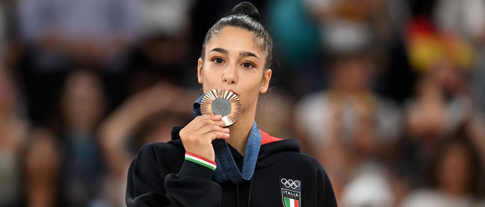 Auch die Gymnastin Sofia Raffaeli (21), die bei den Olympischen Spielen in Paris die Bronzemedaille gewann, soll gelitten haben.