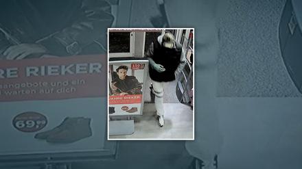 Der Unbekannte raubte unter Androhung einer Schusswaffe das Schuhgeschäft aus.
Polizei Berlin