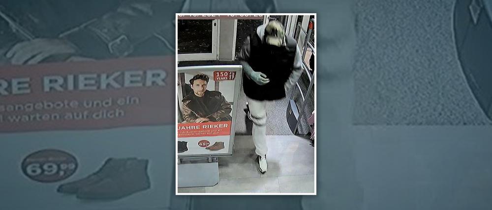 Der Unbekannte raubte unter Androhung einer Schusswaffe das Schuhgeschäft aus.
Polizei Berlin