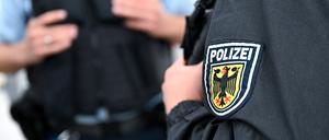 Das Emblem der Bundespolizei an einer Uniform eines Beamten in Nahaufnahme (Symbolbild)