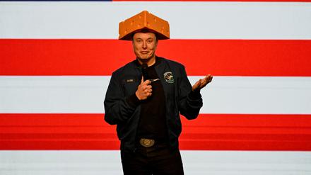 Mit einem Käsehut im Käse-Bundesstaat: Elon Musk bei einer Wahlkampfveranstaltung in Green Bay, Wisconsin.