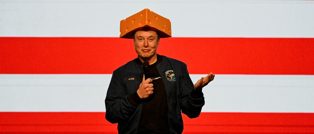 Mit einem Käsehut im Käse-Bundesstaat: Elon Musk bei einer Wahlkampfveranstaltung in Green Bay, Wisconsin.