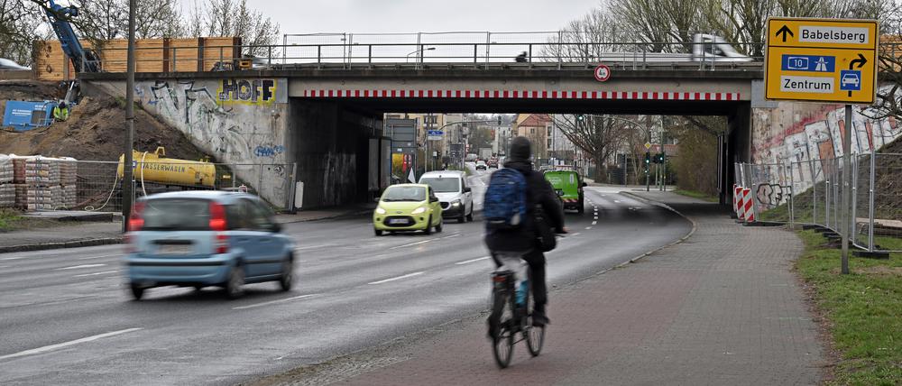 Die Brücke der Nutheschnellstraße über den Horstweg.