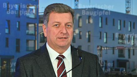 Christian Bernreiter, Bayerischer Staatsminister fuer Wohnen, Bau und Verkehr bei einer Pressekonferenz nach dem Bayerischen Baugipfel im Februar 2025.
