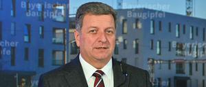 Christian Bernreiter, Bayerischer Staatsminister fuer Wohnen, Bau und Verkehr bei einer Pressekonferenz nach dem Bayerischen Baugipfel im Februar 2025.