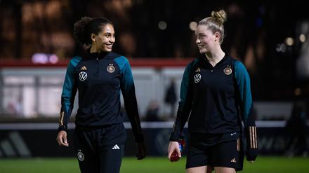 Cora Zicai (li.) und Alara (re.) gehören zu den hoffnungsvollsten Talenten im deutschen Frauenfußball.