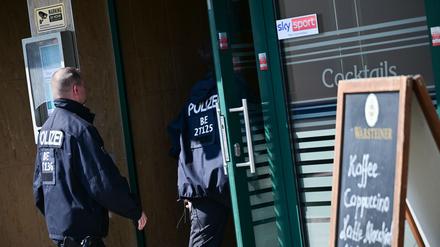 Polizisten durchsuchen ein Lokal in Berlin beim Einsatz gegen illegales Glücksspiel. 