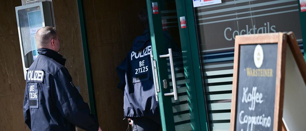 Polizisten durchsuchen ein Lokal in Berlin beim Einsatz gegen illegales Glücksspiel.