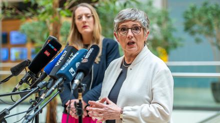 Stehen unter Druck: Katharina Dröge (l) und Britta Haßelmann müssen ein ausgewogenes Personalpaket finden. Sie selbst kommen beide aus Nordrhein-Westfalen.