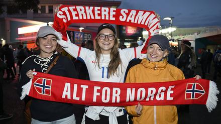 Fans der norwegischen Mannschaft halten Fanschals hoch.