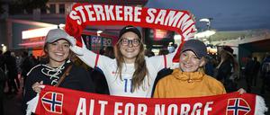 Fans der norwegischen Mannschaft halten Fanschals hoch.