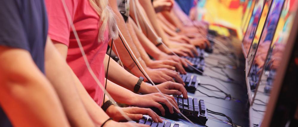 Bei der Gamescom strömen zehntausende Menschen durch die Kölner Messehallen und probieren neue Games aus.