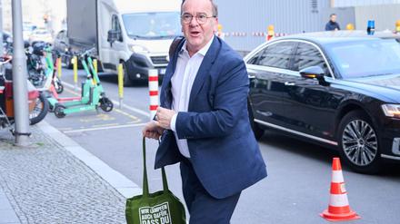 Verteidigungsminister Boris Pistorius (SPD) kommt zur Fortsetzung der Koalitionsverhandlungen mit der Union in die bayerische Landesvertretung.