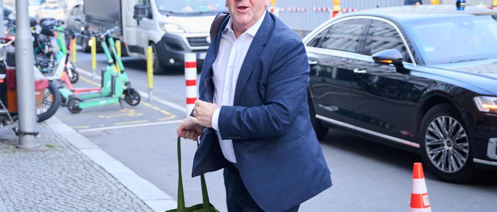 Verteidigungsminister Boris Pistorius (SPD) kommt zur Fortsetzung der Koalitionsverhandlungen mit der Union in die bayerische Landesvertretung.