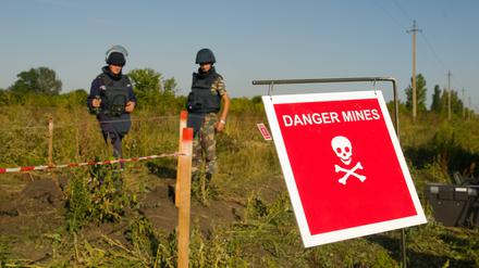 Ein Schild warnt vor Minen.