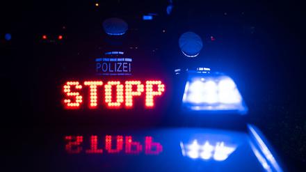 Ein 21-jähriger Autofahrer ignorierte die Anhaltesignale der Polizei. (Symbolbild)