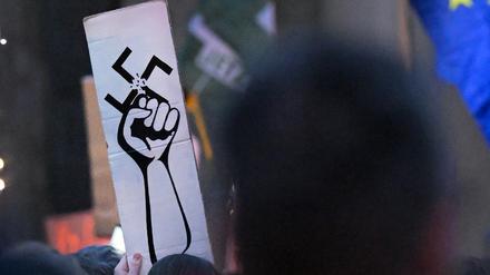 Menschen halten Schilder auf einer Demonstration gegen Rechtsextremismus am Wochenende (Symbolfoto).