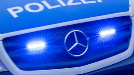 Ein Einsatzfahrzeug der Polizei fährt mit Blaulicht durch die Innenstadt. 