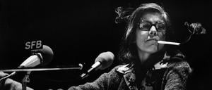 Susan Sontag während der Veranstaltung „Drei Amerikaner in Berlin“ im September 1976 in der Berliner Akademie der Künste.