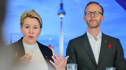 Senatorin Giffey und BEW-Chef Christian Feuerherd präsentieren die erste Jahresbilanz des inzwischen landeseigenen Unternehmens.