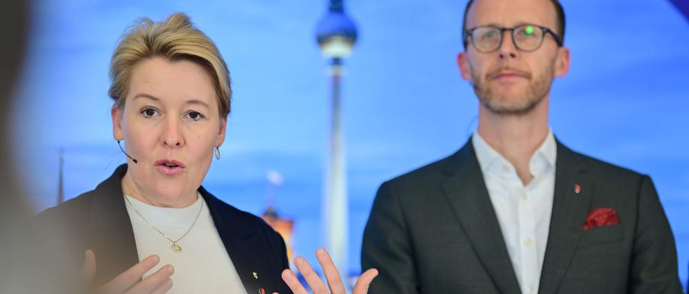 Senatorin Giffey und BEW-Chef Christian Feuerherd präsentieren die erste Jahresbilanz des inzwischen landeseigenen Unternehmens.