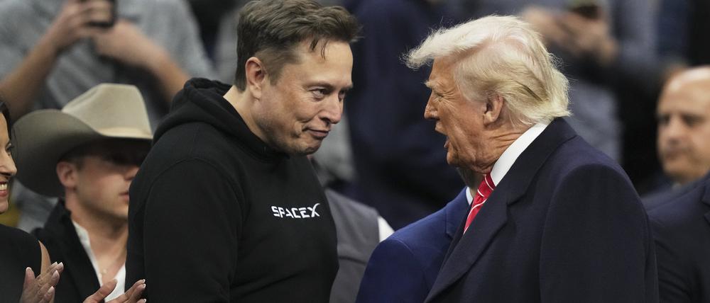 Elon Musk und Donald Trump bei einem gemeinsamen Auftritt.
