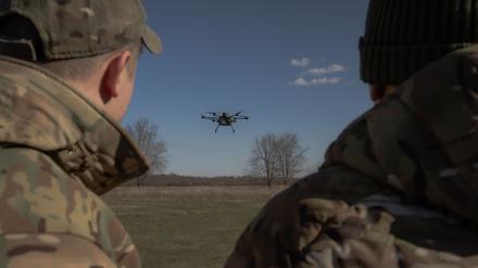Ukrainische Soldaten bereiten einen Testflug einer Vampire-Drohne vor.