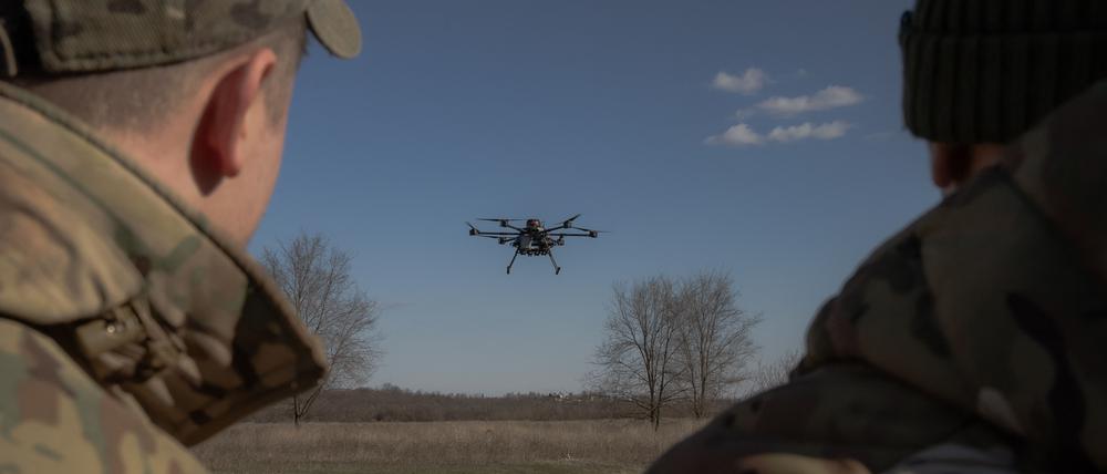 Ukrainische Soldaten bereiten einen Testflug einer Vampire-Drohne vor. 