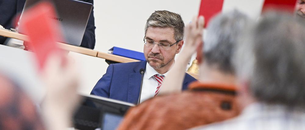 Potsdams Oberbürgermeister Mike Schubert (SPD) bei einer Abstimmung in der Sitzung der Stadtverordnetenversammlung, in der es um den Abwahlantrag gegen ihn ging. 