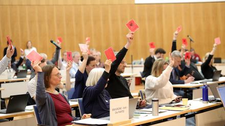 SVV mit Schubert-Abwahlantrag. Die Stadtverordnetenversammlung Potsdam befürwortet mit 44 zu 9 Stimmen eine Abwahl Mike Schuberts vom Oberbürgermeisteramt der Stadt.