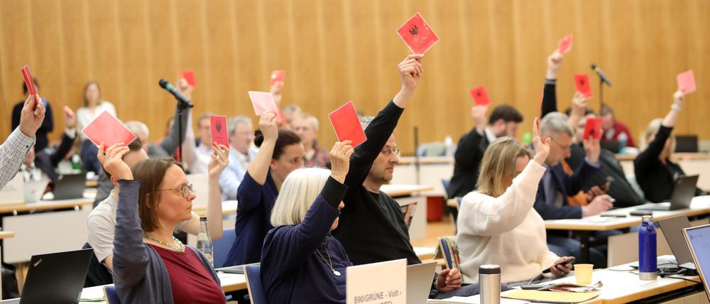 SVV mit Schubert-Abwahlantrag. Die Stadtverordnetenversammlung Potsdam befürwortet mit 44 zu 9 Stimmen eine Abwahl Mike Schuberts vom Oberbürgermeisteramt der Stadt.