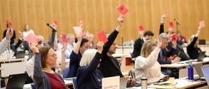 SVV mit Schubert-Abwahlantrag. Die Stadtverordnetenversammlung Potsdam befürwortet mit 44 zu 9 Stimmen eine Abwahl Mike Schuberts vom Oberbürgermeisteramt der Stadt.