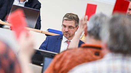 Das Stadtparlament in Potsdam will Oberbürgermeister Mike Schubert (SPD) loswerden.