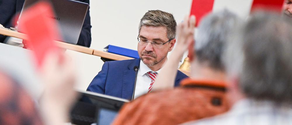 Das Stadtparlament in Potsdam will Oberbürgermeister Mike Schubert (SPD) loswerden.