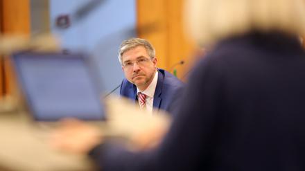 Die Stadtverordnetenversammlung Potsdam befürwortet mit 44 zu 9 Stimmen eine Abwahl Mike Schuberts vom Oberbürgermeisteramt der Stadt.