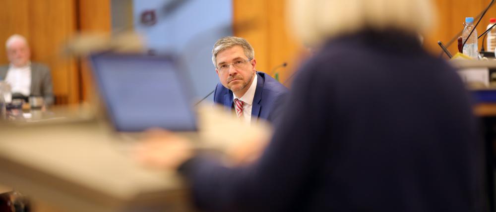 Die Stadtverordnetenversammlung Potsdam befürwortet mit 44 zu 9 Stimmen eine Abwahl Mike Schuberts vom Oberbürgermeisteramt der Stadt.