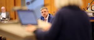 Die Stadtverordnetenversammlung Potsdam befürwortet mit 44 zu 9 Stimmen eine Abwahl Mike Schuberts vom Oberbürgermeisteramt der Stadt.
