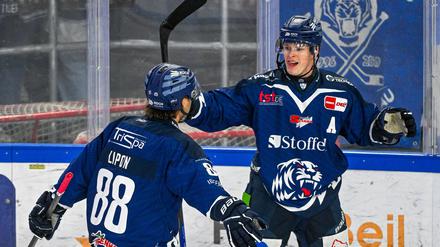 Joshua Samanski (r) spielt in der kommenden Saison in der NHL bei den Edmonton Oilers.