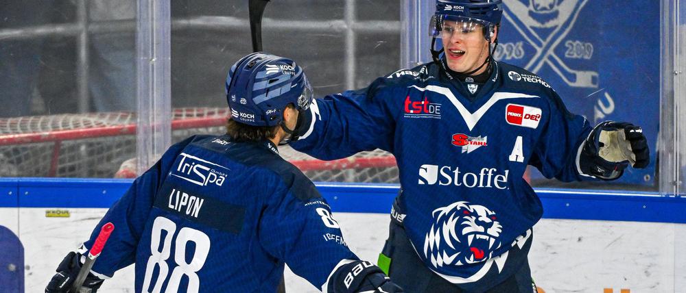 Joshua Samanski (r) spielt in der kommenden Saison in der NHL bei den Edmonton Oilers.