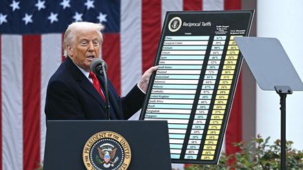 US-Präsident Donald Trump präsentiert eine Tabelle mit den neuen Zöllen.