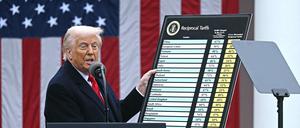 US-Präsident Donald Trump präsentiert eine Tabelle mit den neuen Zöllen.