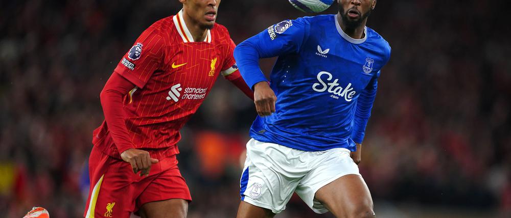 Beto (r.) vom FC Everton kann einen Fehler von Virgil van Dijk nicht zur Führung nutzen.