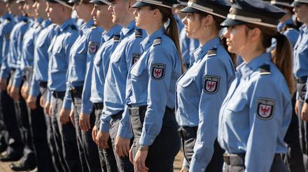 Knapp ein Drittel der Polizei-Azubis in Brandenburg brach in den vergangenen Jahren ihre Polizeiausbildung ab. (Symbolbild)