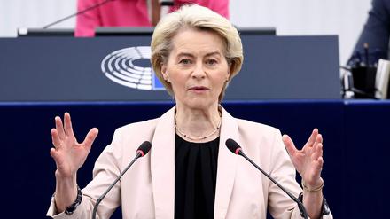 Ursula von der Leyen spricht am 1. April im Europäischen Parlament in Straßburg.