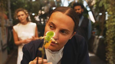 Alicia Vikander als Gutachterin Virginia in einer Szene aus dem Film „The Assessment“.