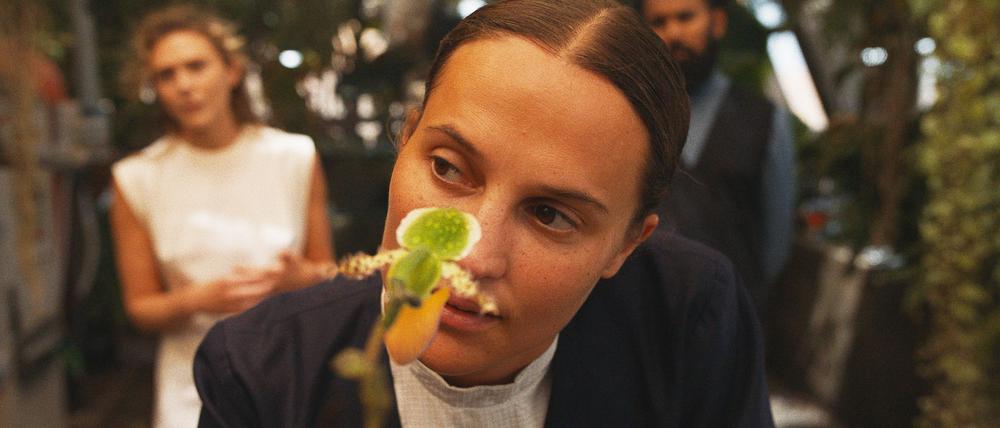 Alicia Vikander als Gutachterin Virginia in einer Szene aus dem Film „The Assessment“.